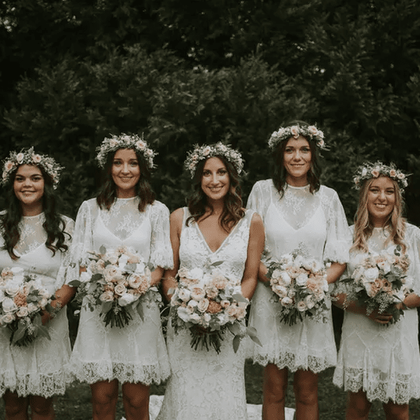 伴娘穿着蕾丝匹配博霍衣服。