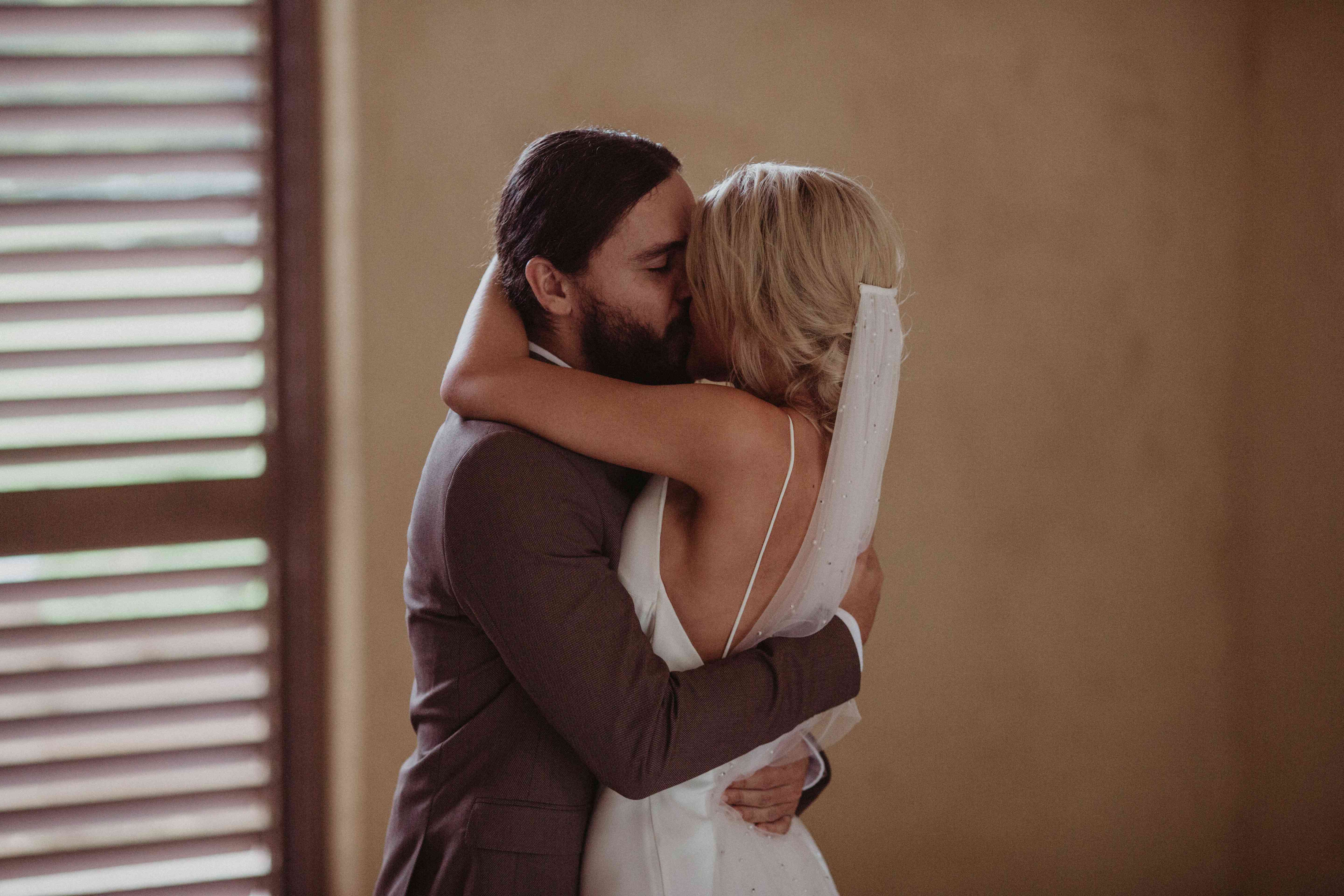 新娘和新郎接吻