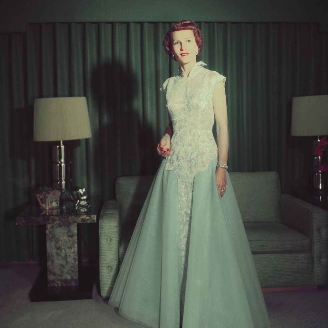 Pat Nixon于1953年1月15日在她的成立舞袍上姿势。