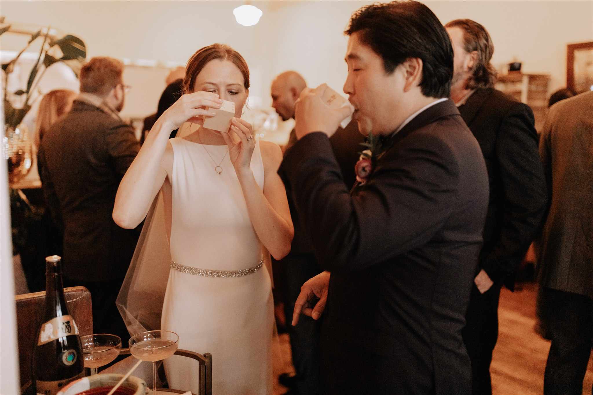 新娘和新郎喝着清酒