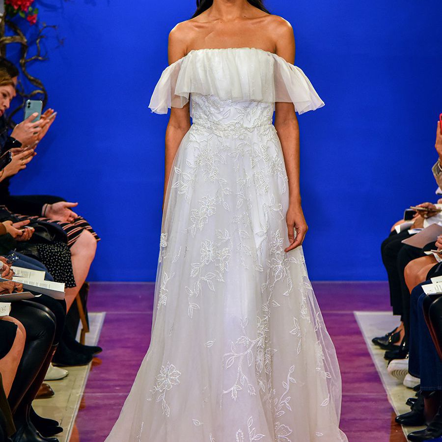 跑道上的模型在肩上薄纱手刺绣的ballgown