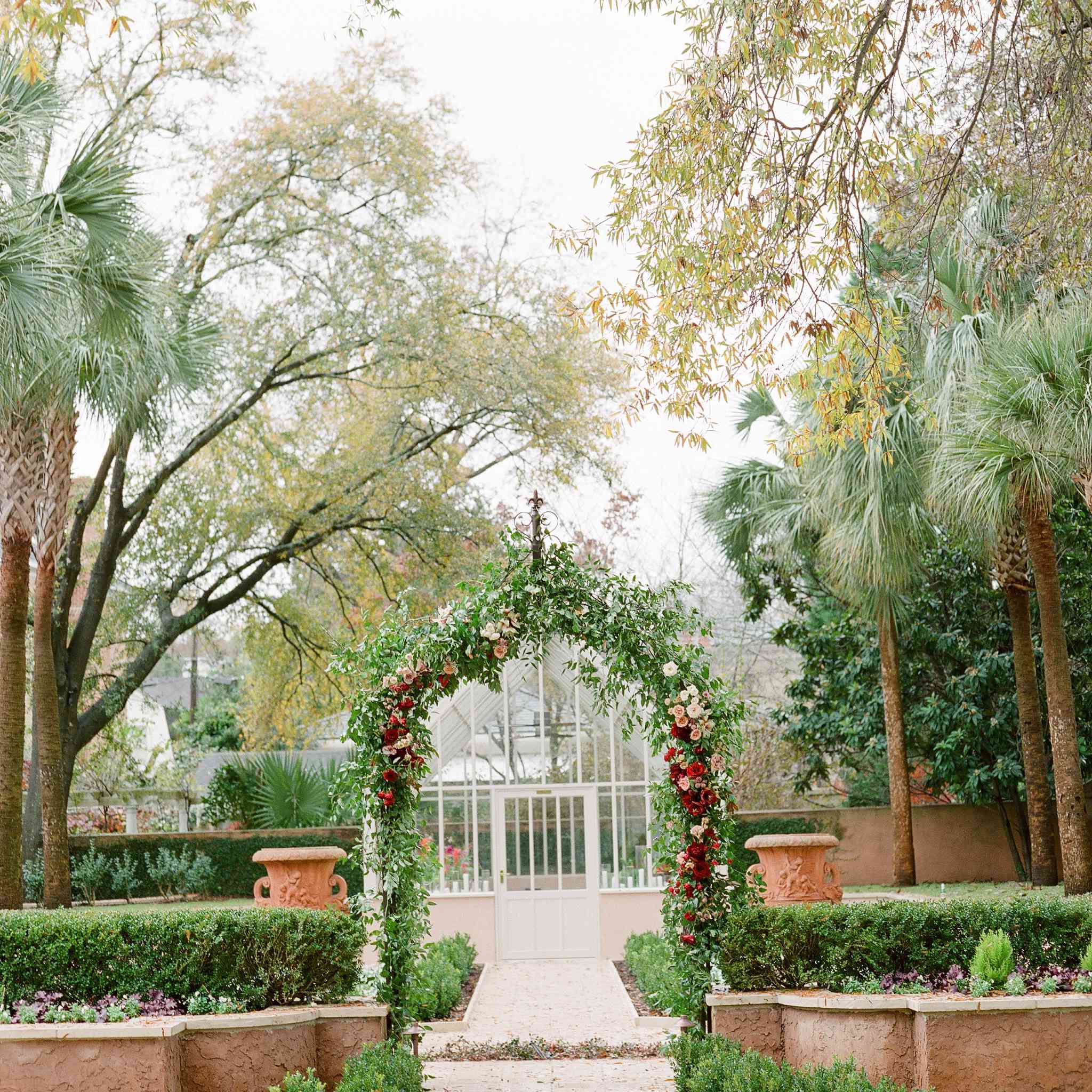 拱门的绿色植物