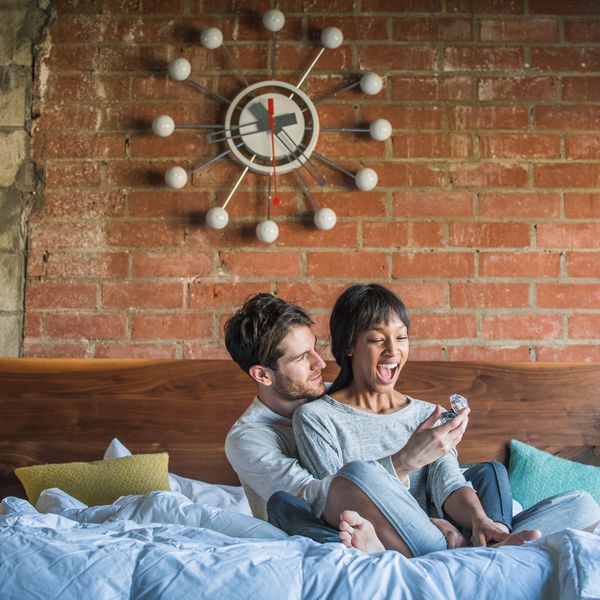 男子向卧床女子求婚