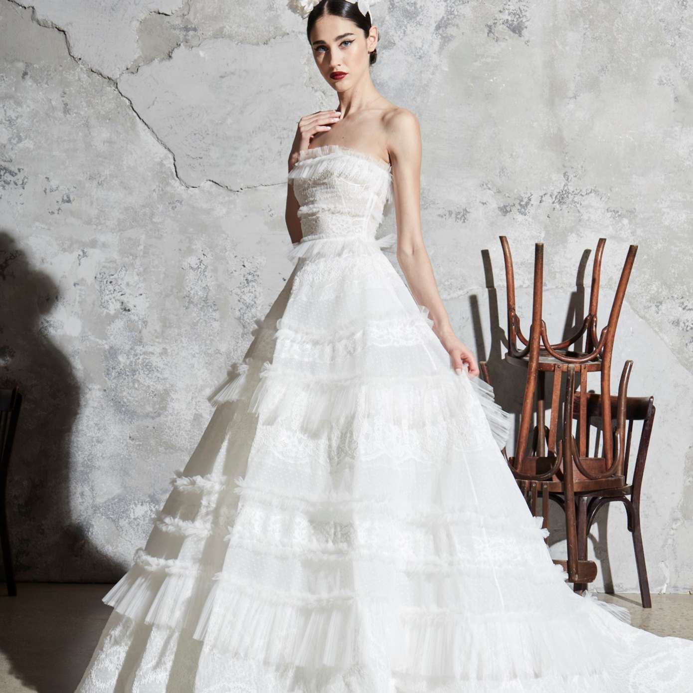 模型在无肩带莱舞会礼服,褶皱薄纱上衣和裙子褶边