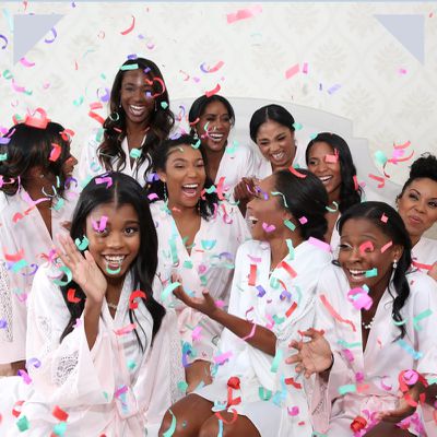 女人们拿着五彩纸屑微笑