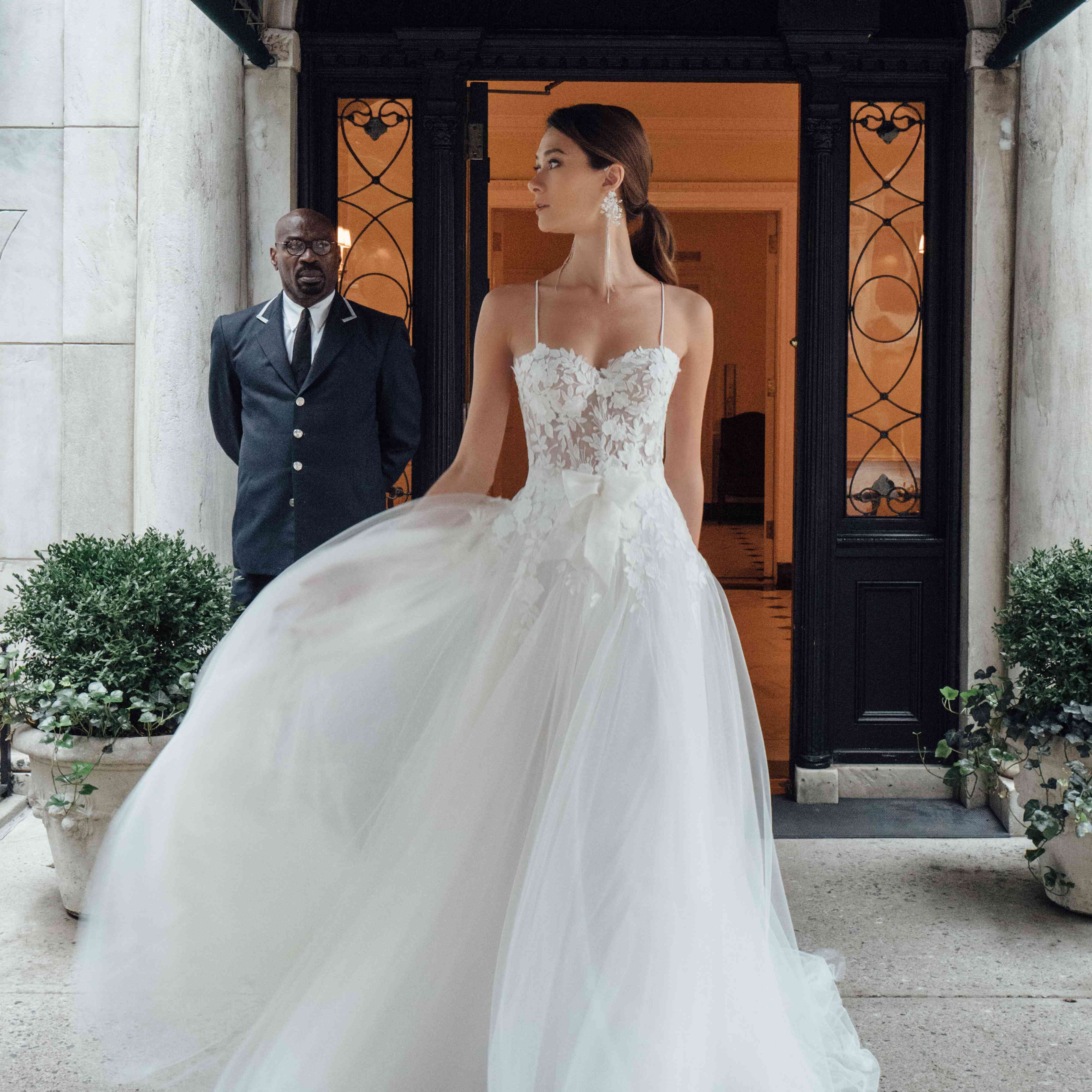 模型薄纱长礼服的细肩带和花卉胸衣带蝴蝶结腰带