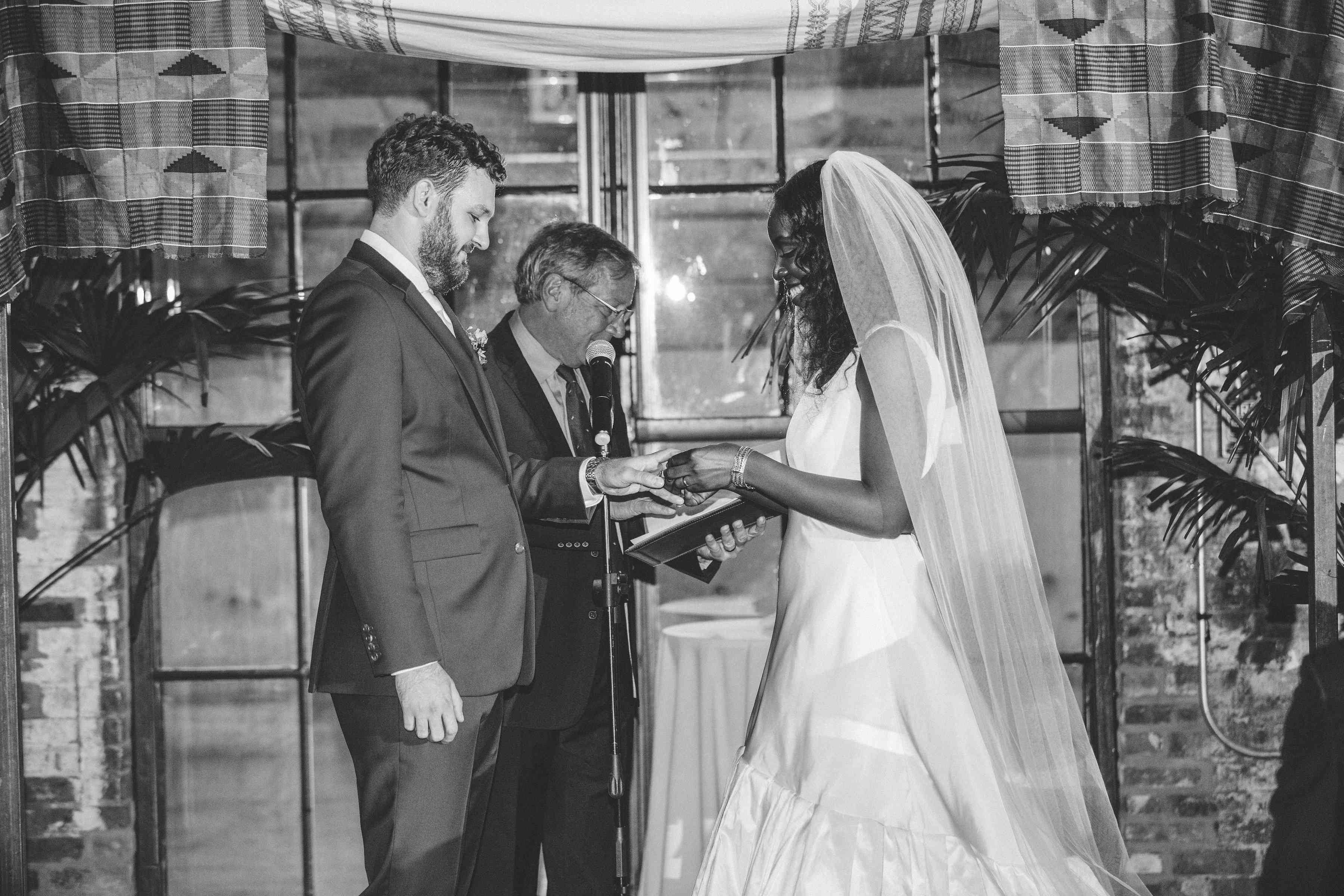 新娘和新郎交换戒指