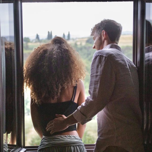 在意大利，一对夫妇一起看着窗外