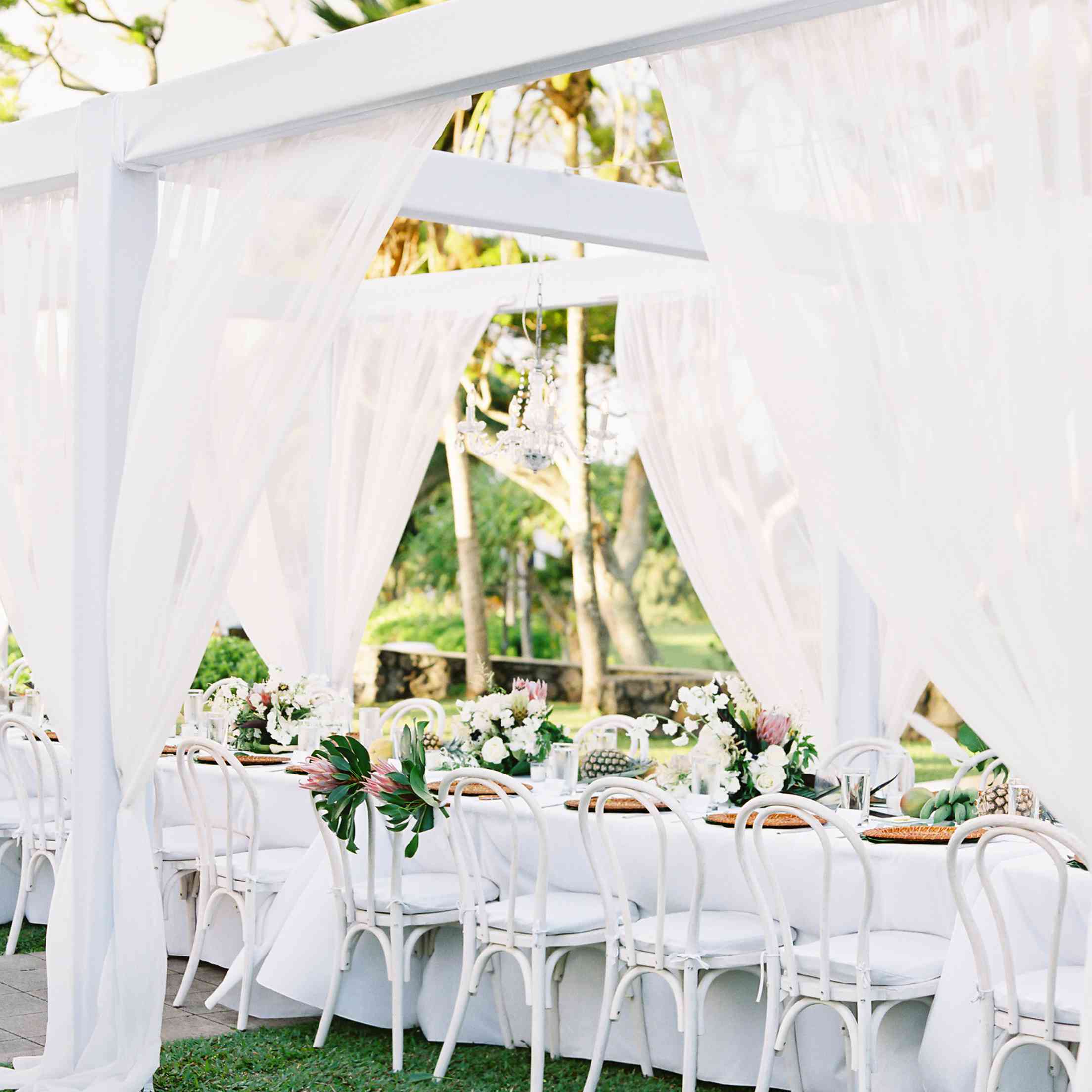 热带毛伊岛婚礼，白色接待座位