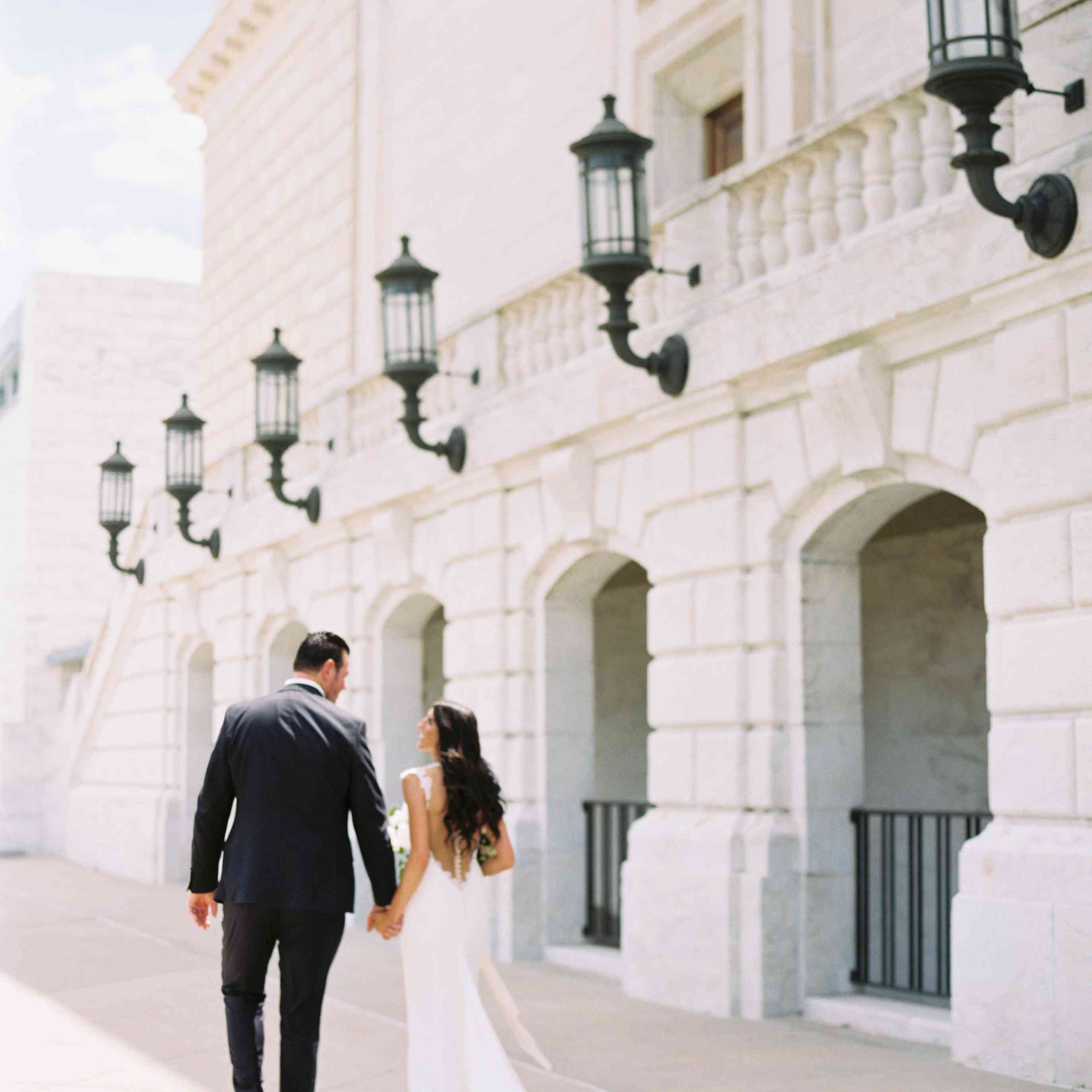 这对夫妇在国家博物馆外摆姿势拍照