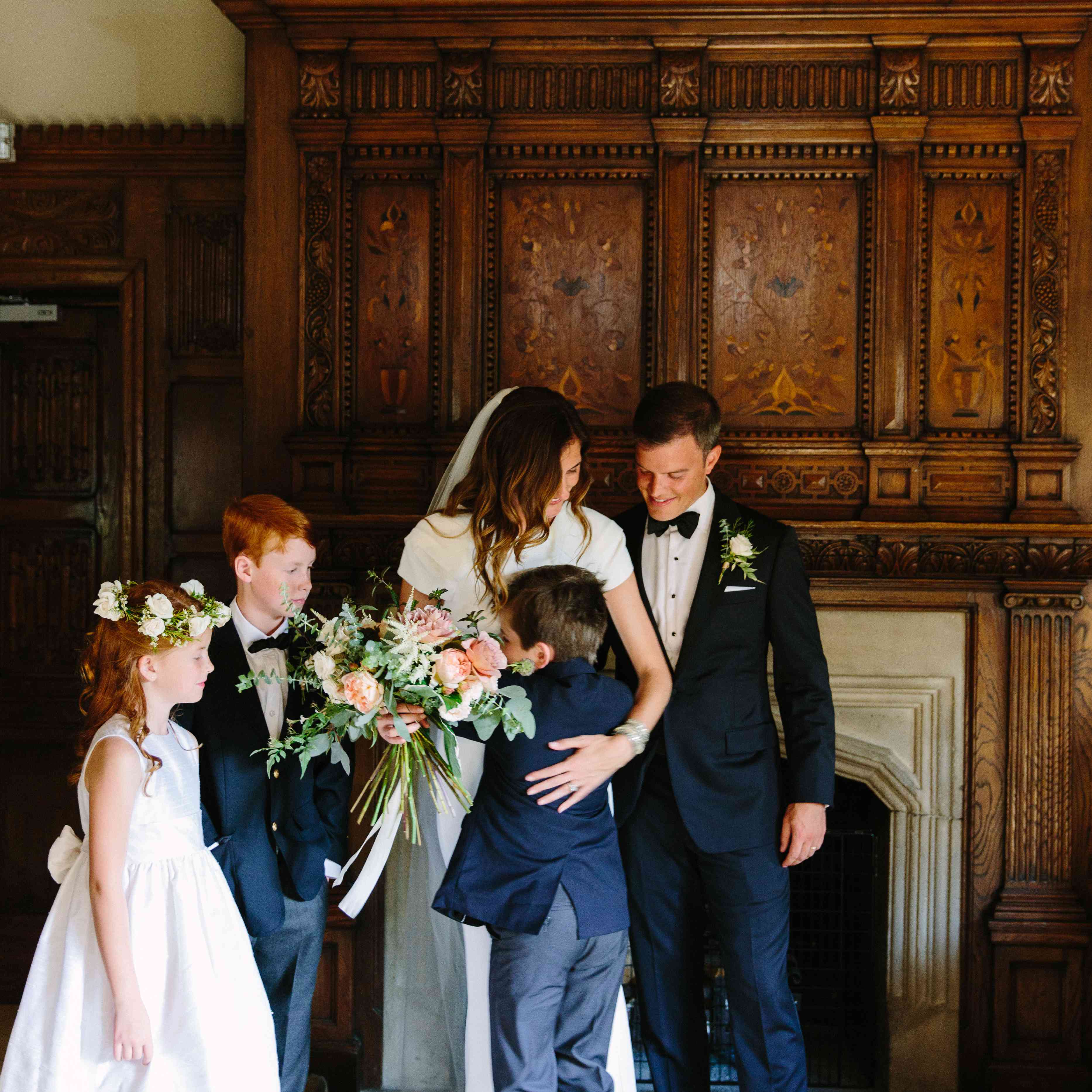 新娘和新郎与婚礼聚会