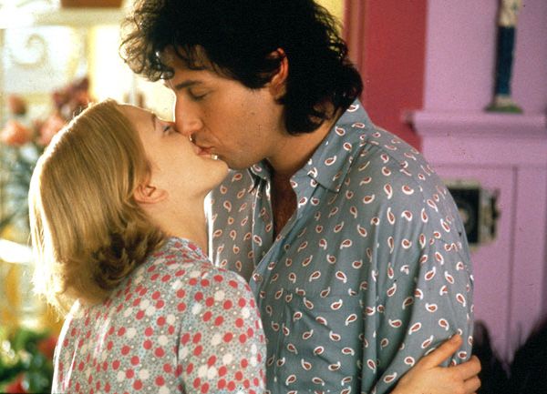 这是电影《婚礼歌手》中德鲁·巴里摩尔和亚当·桑德勒饰演的接吻场景