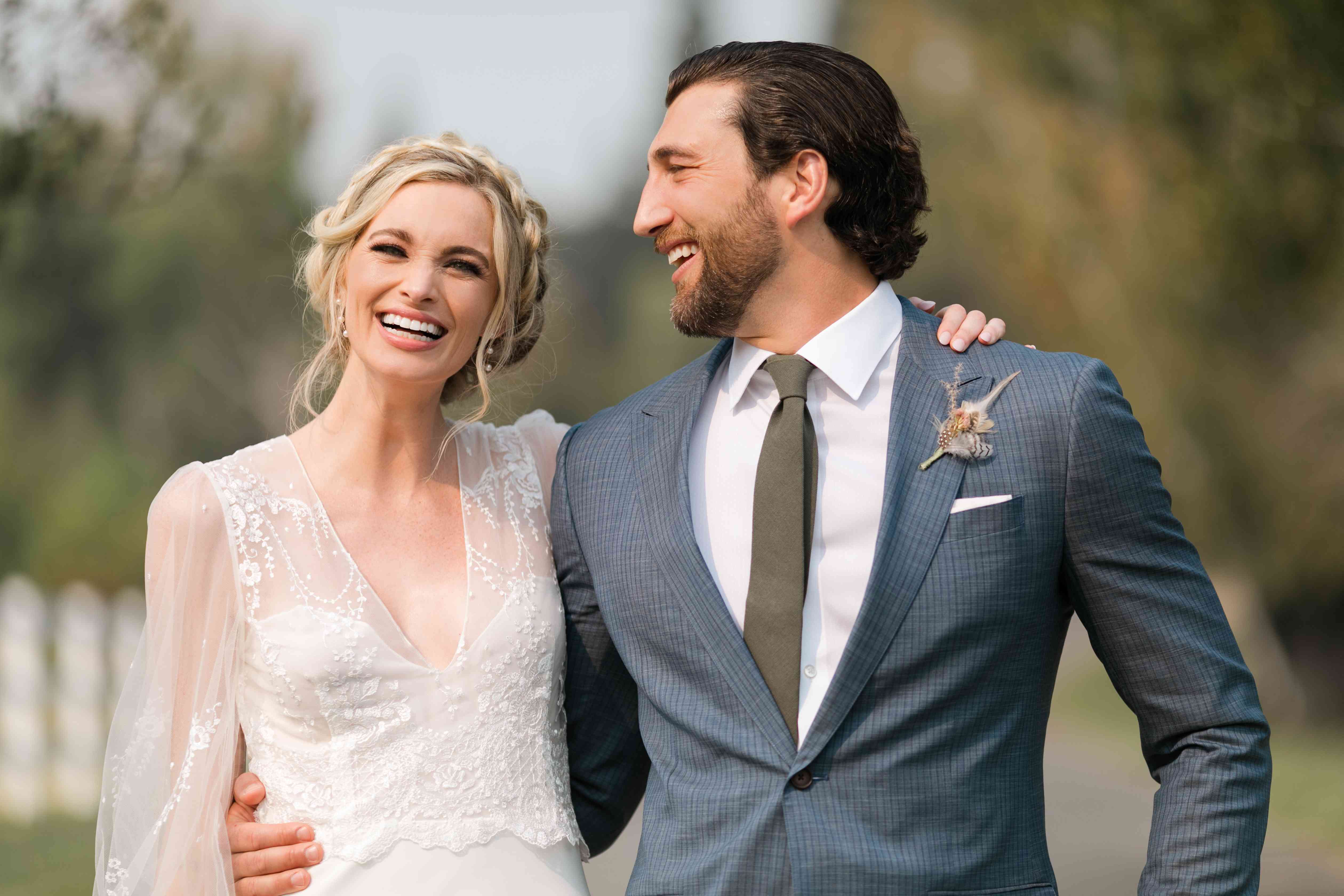 新娘和新郎微笑