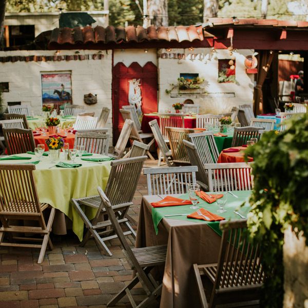 彩排饭桌上设置了明亮的被单