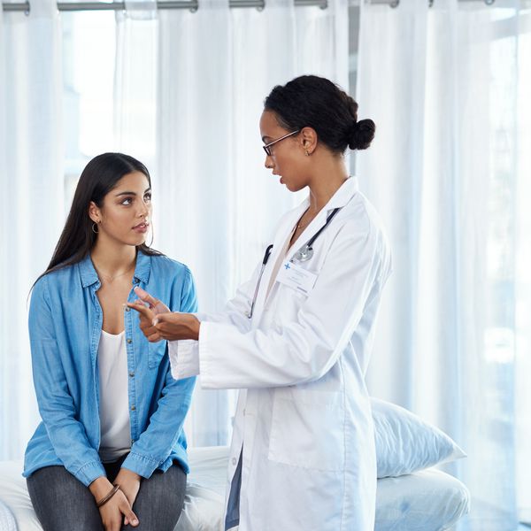 妇科医生与患者交谈