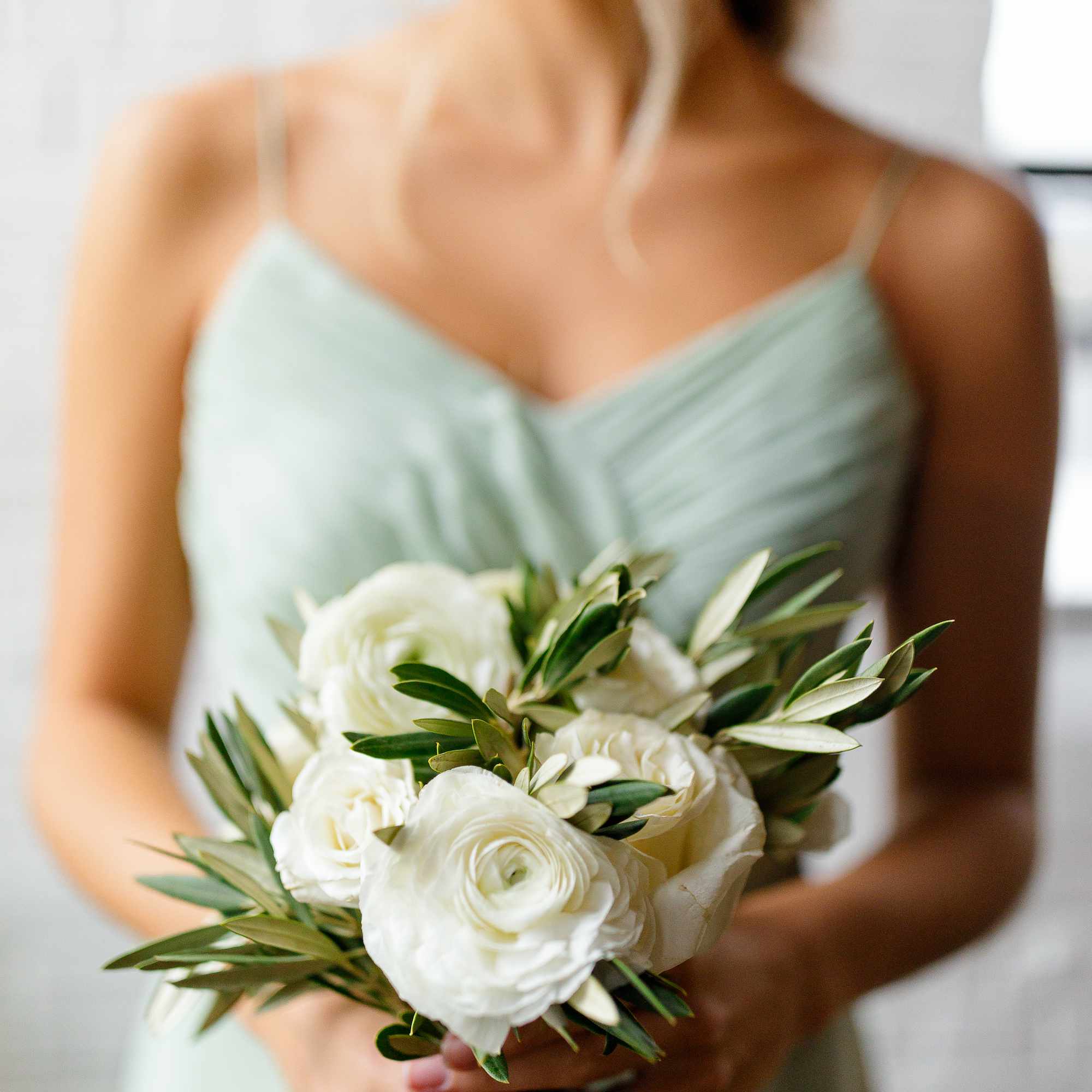 拿着花束的女傧相