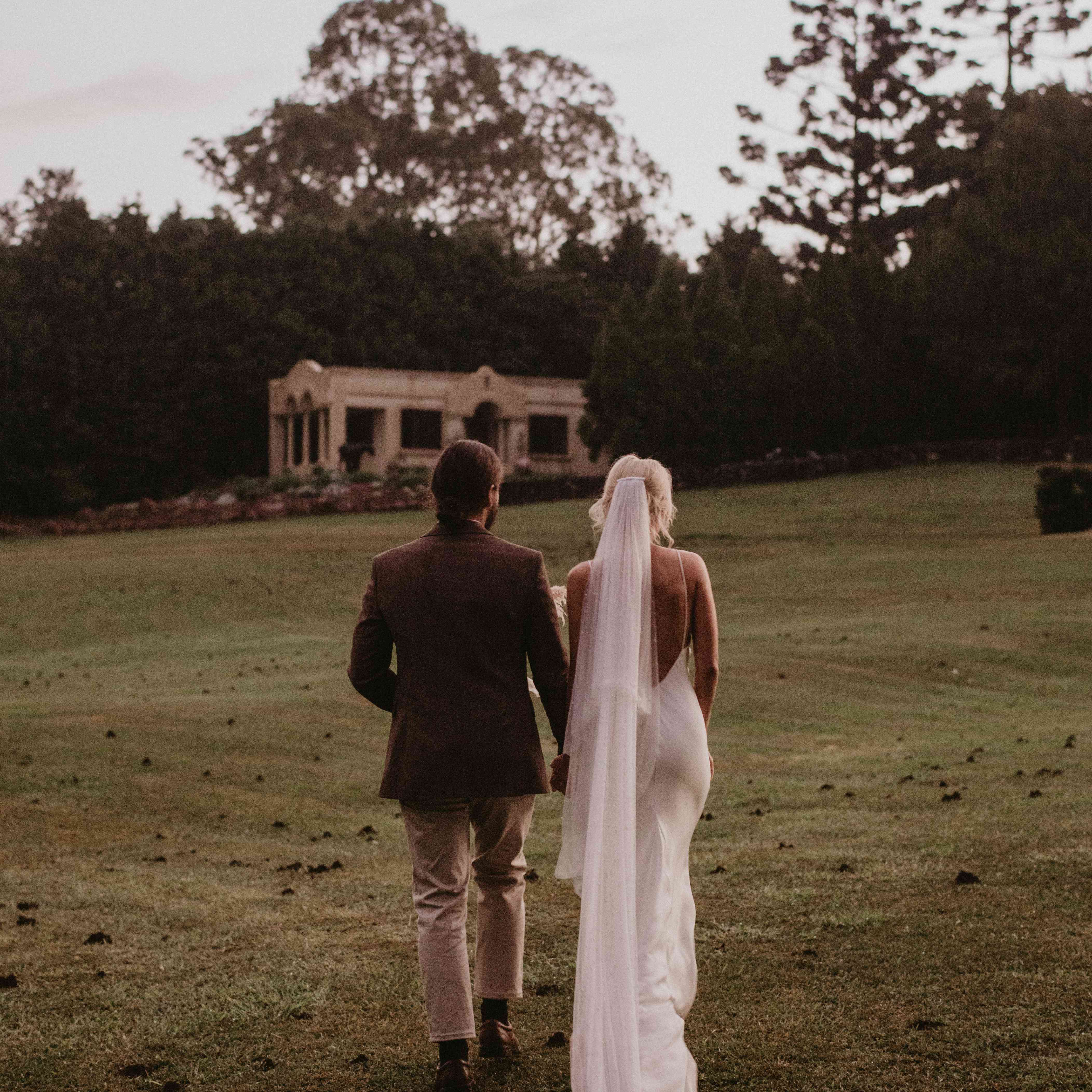 夫妻俩走过一个字段一起