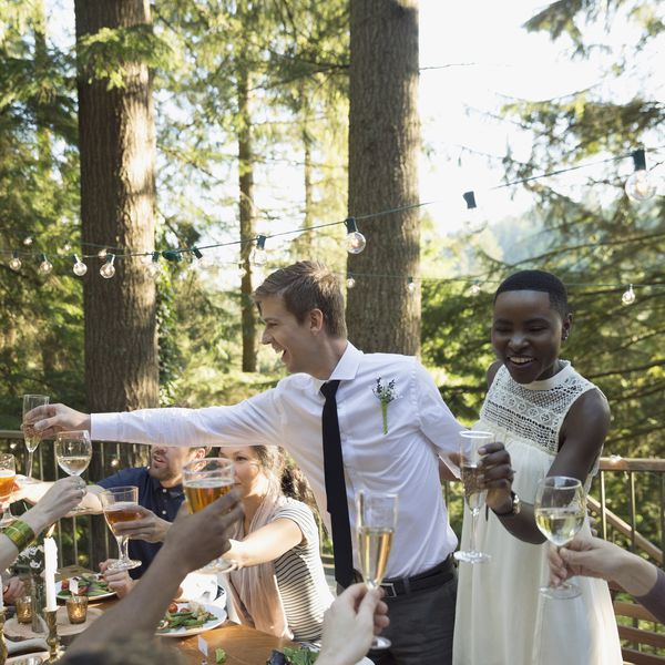 在婚宴微笑新娘和新郎敬酒的朋友