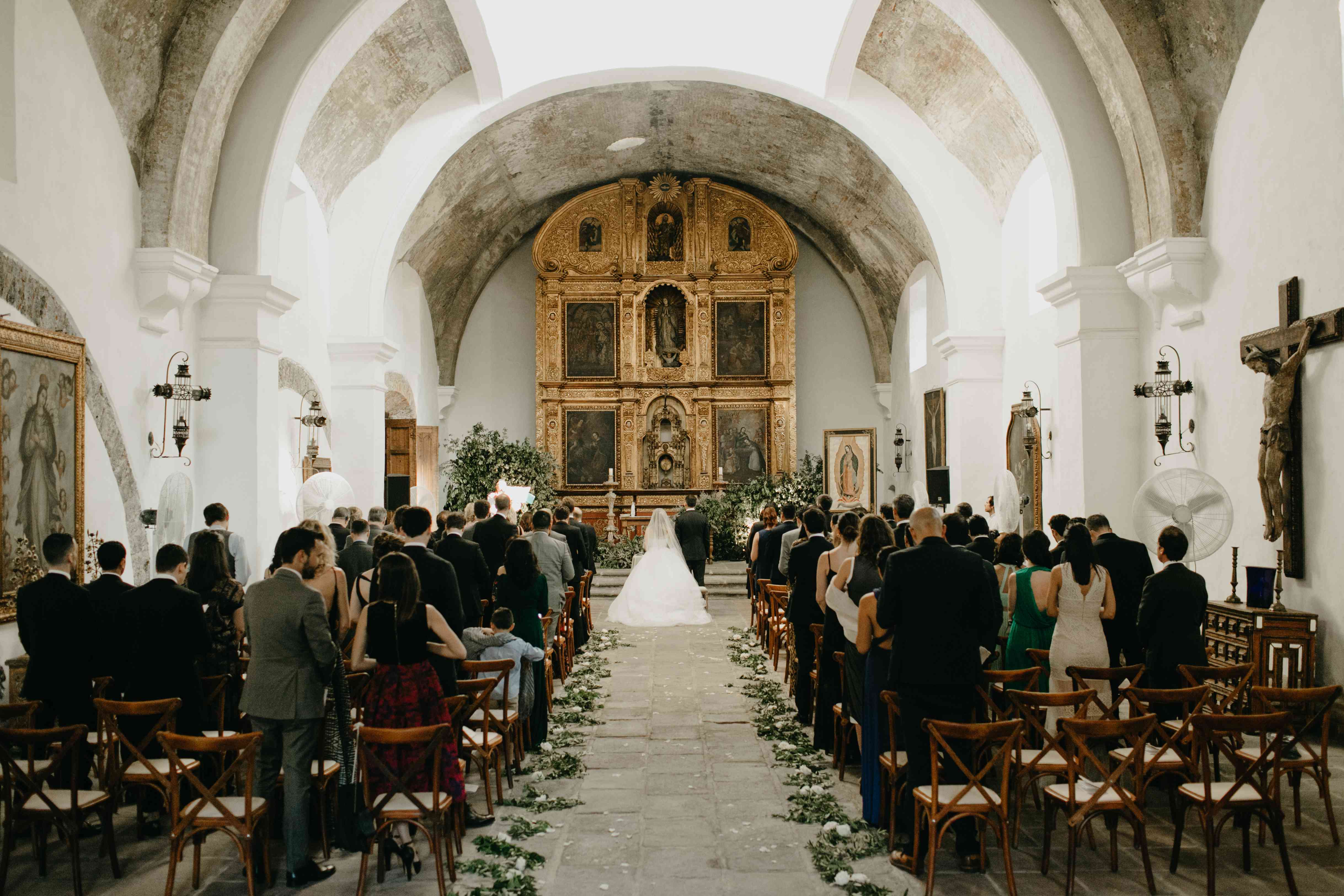 新娘、新郎和客人面对教堂前的婚礼通道