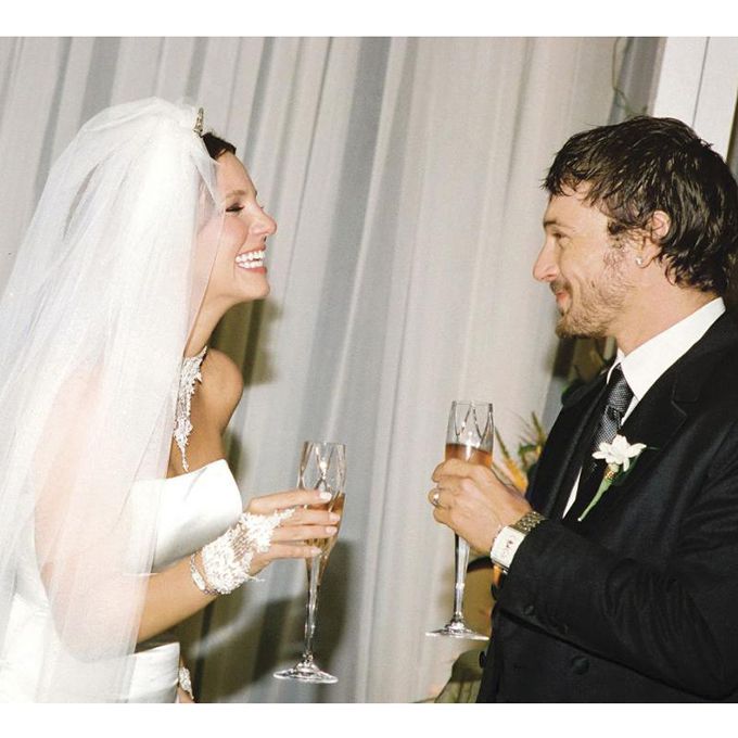 2004年，布兰妮·斯皮尔斯与凯文·费德林在莫妮卡·鲁里耶结婚