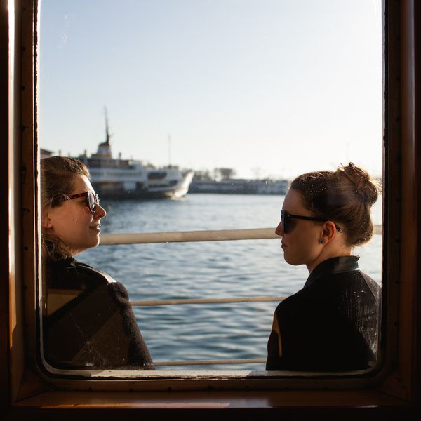 两个女人严肃地对视着