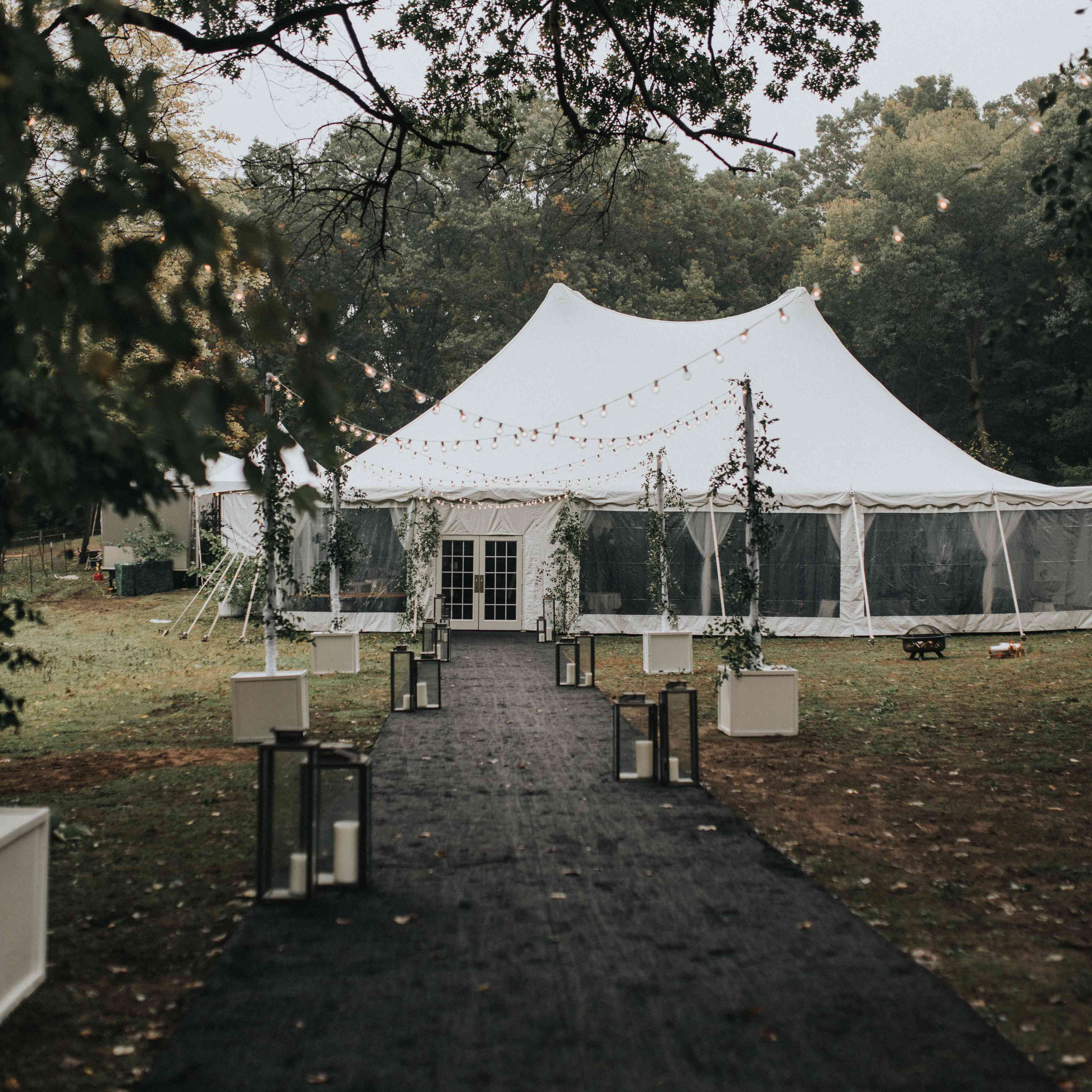 个性化的密歇根婚礼，接待帐篷