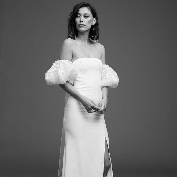 在场外的肩袍花边粉扑袖子​​和裙狭缝模型