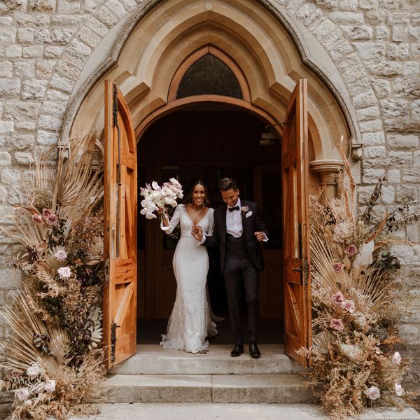 波西米亚夫妇离开教堂