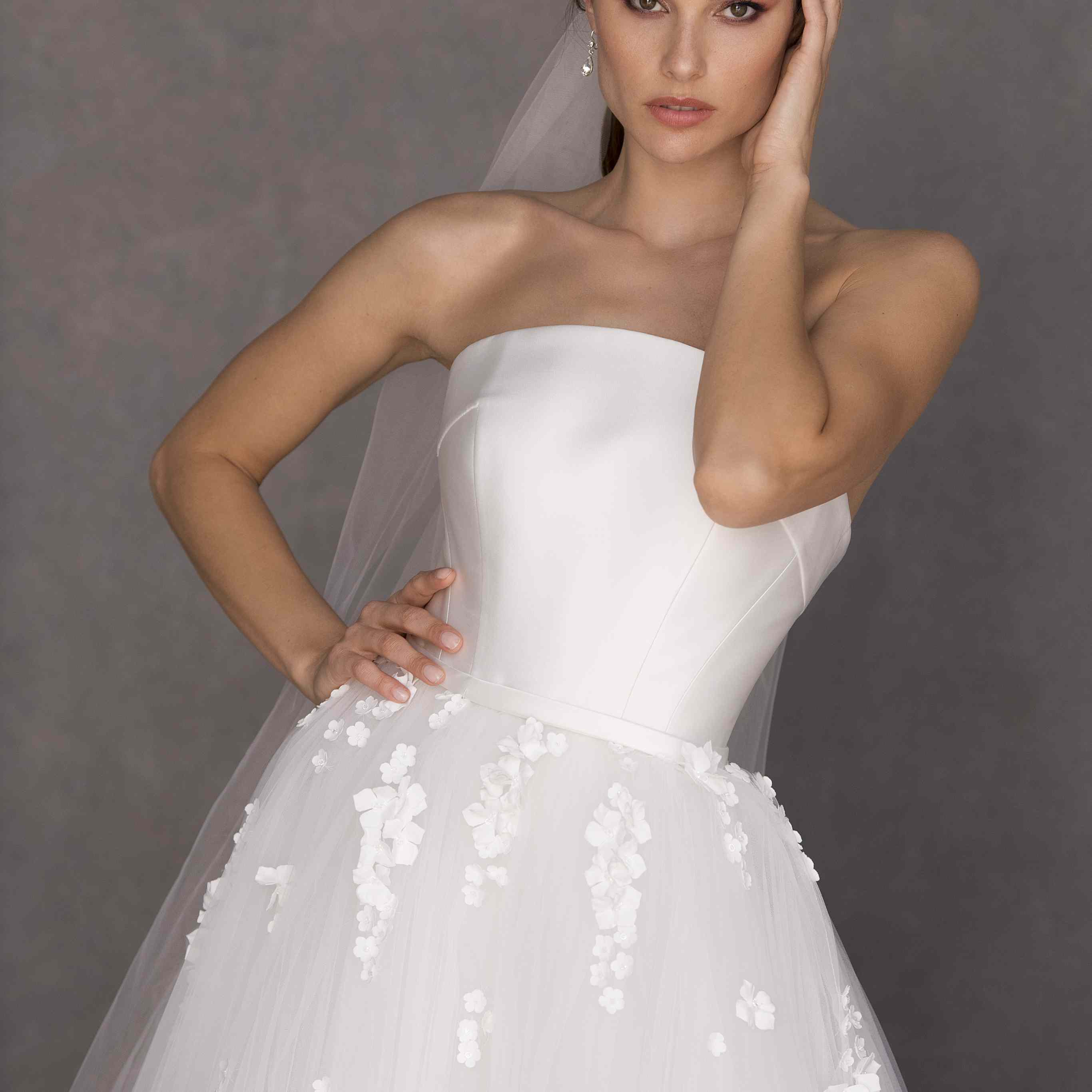 模型露肩长礼服用丝绸胸衣和薄纱裙与匹配头盔花卉贴花