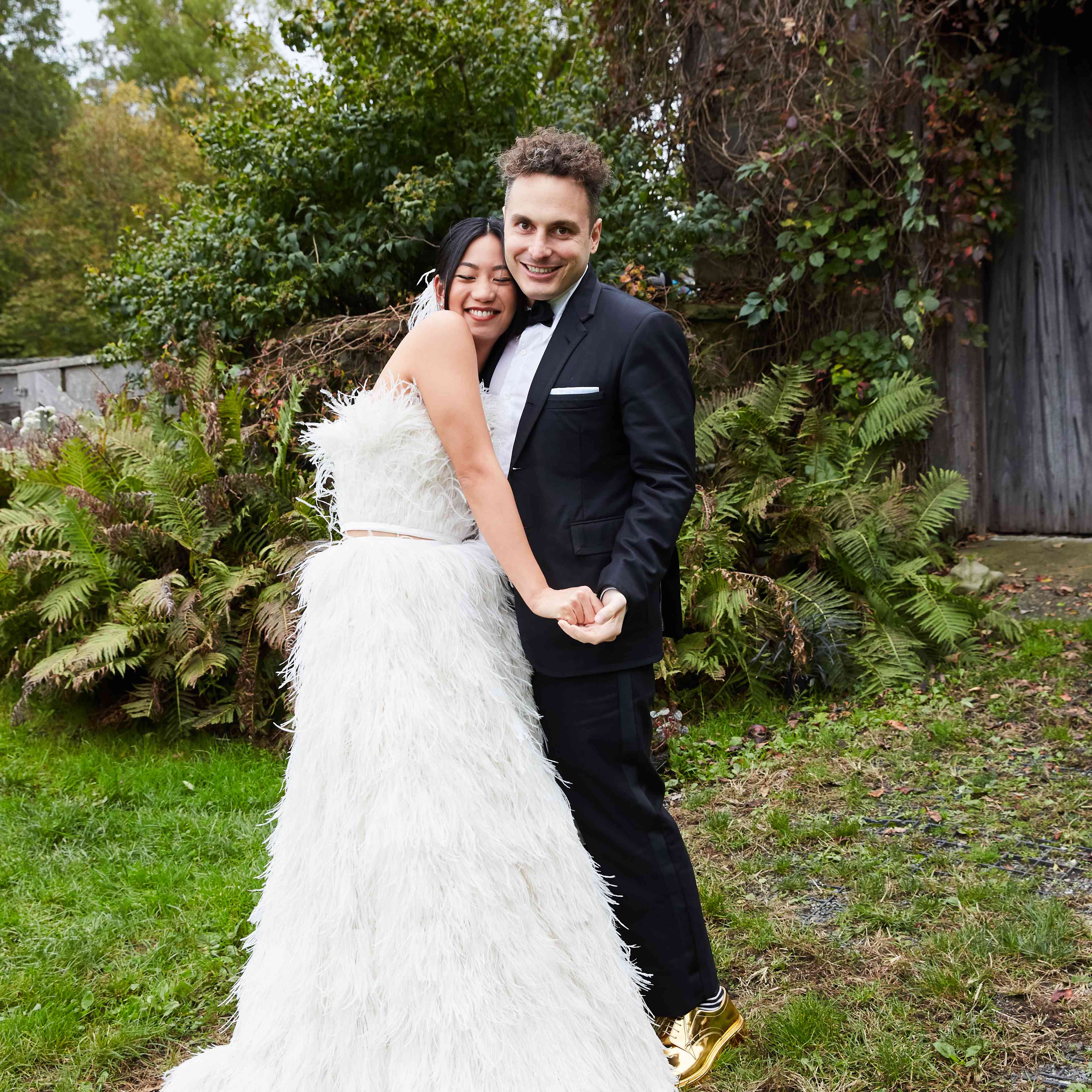 新娘和新郎拥抱