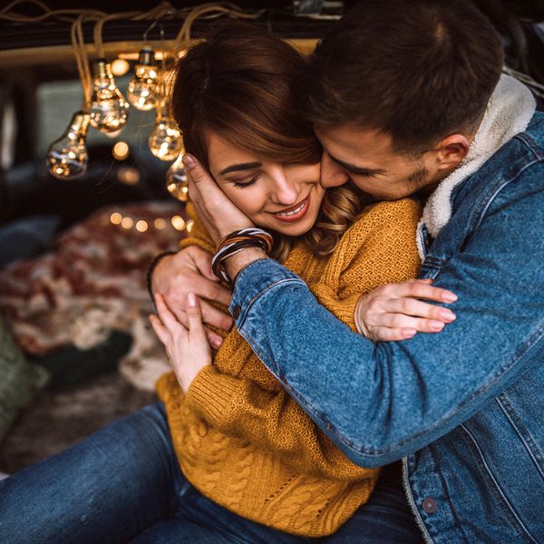 男人和女人互相拥抱，微笑着