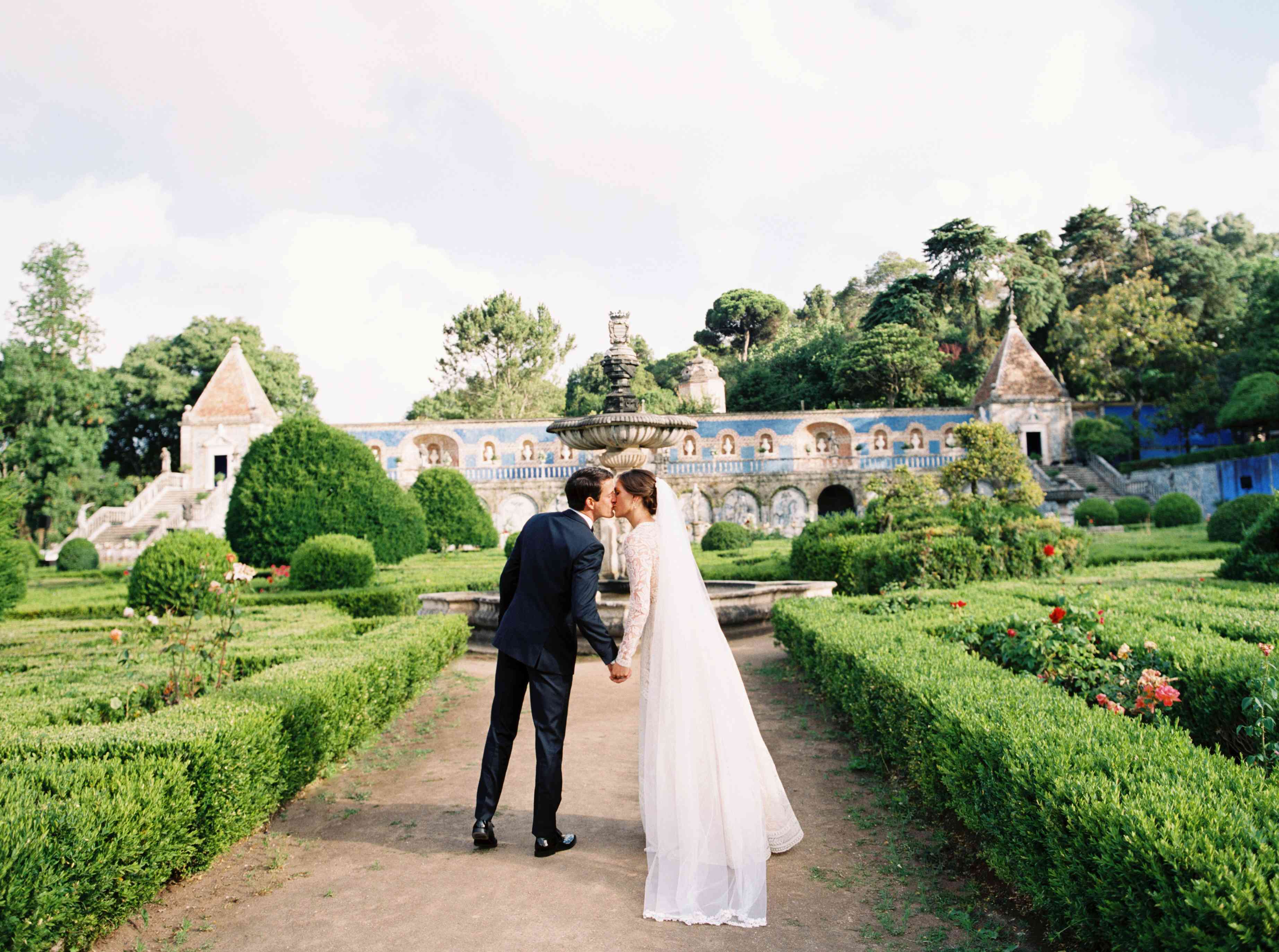 新娘和新郎接吻