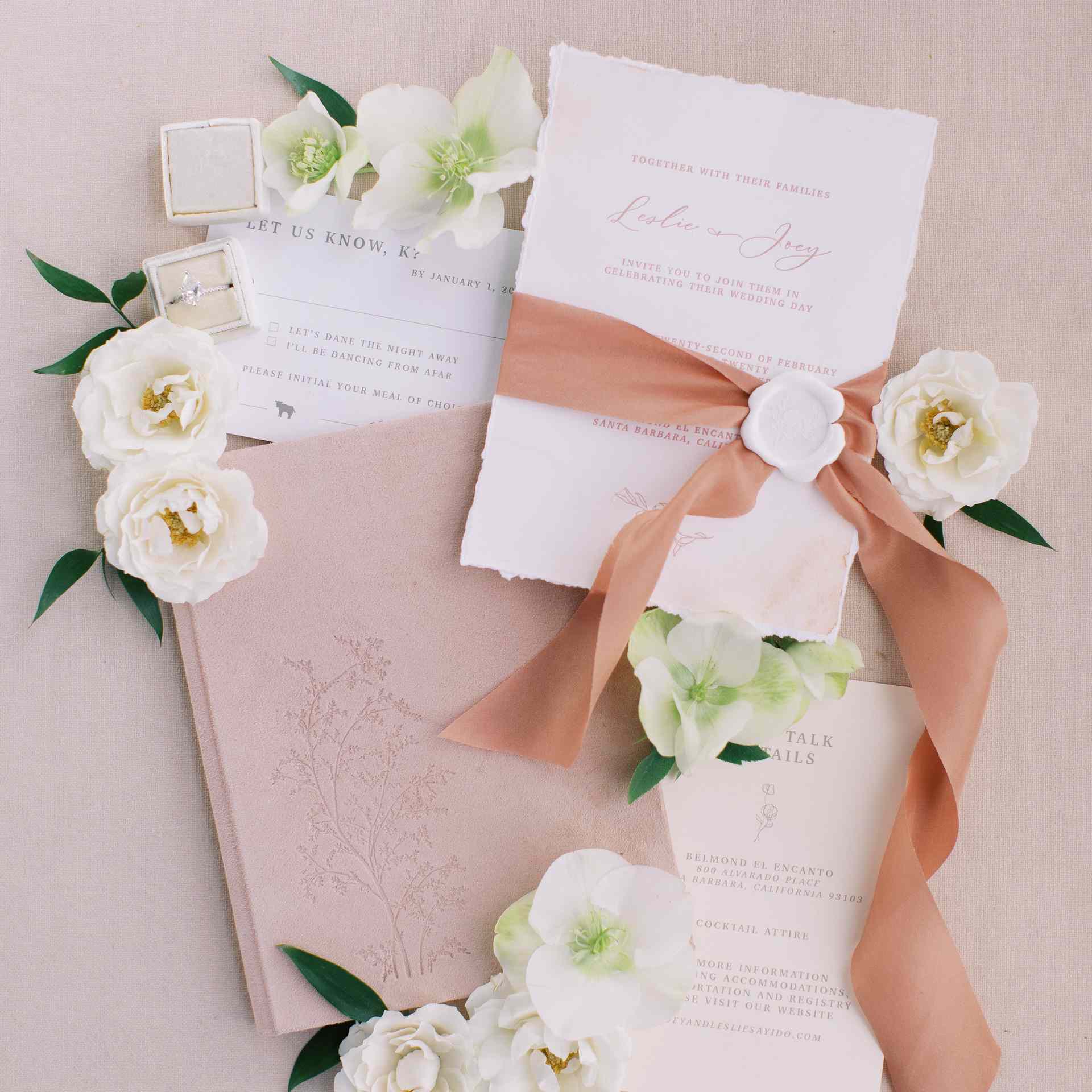 粉红色背景上的粉红色邀请套房