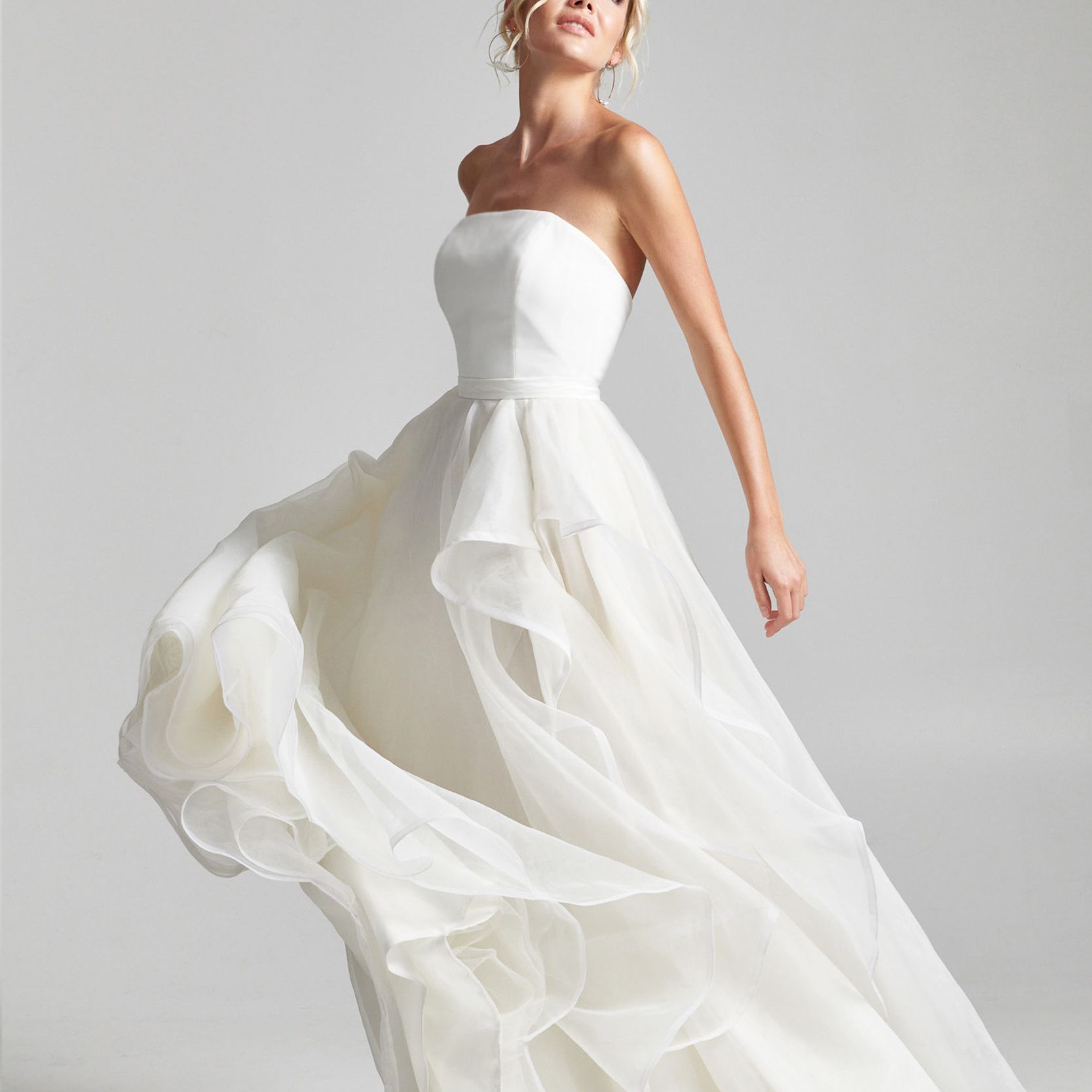 模特穿无肩带的荷叶边上衣