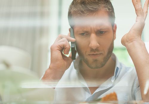 电话里的男人生气了