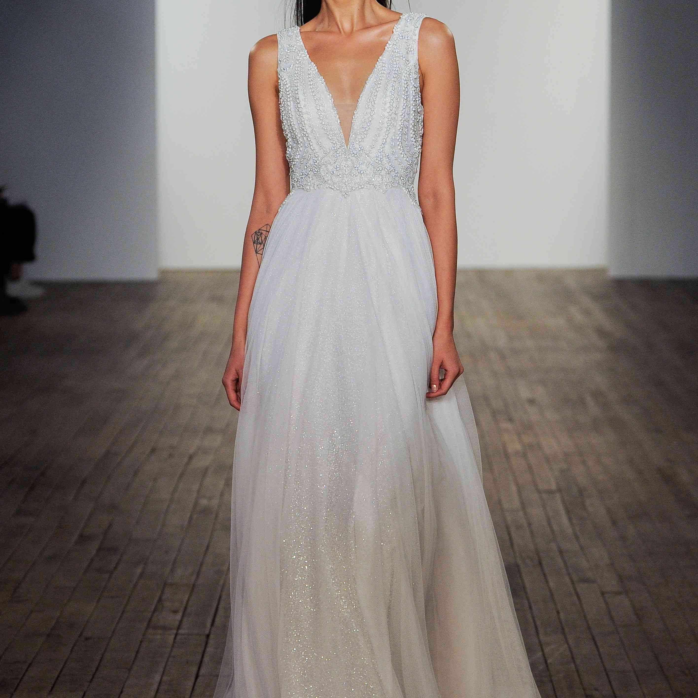 玛雅绣花无袖婚纱