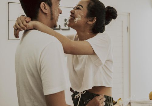 笑在厨房里的夫妇