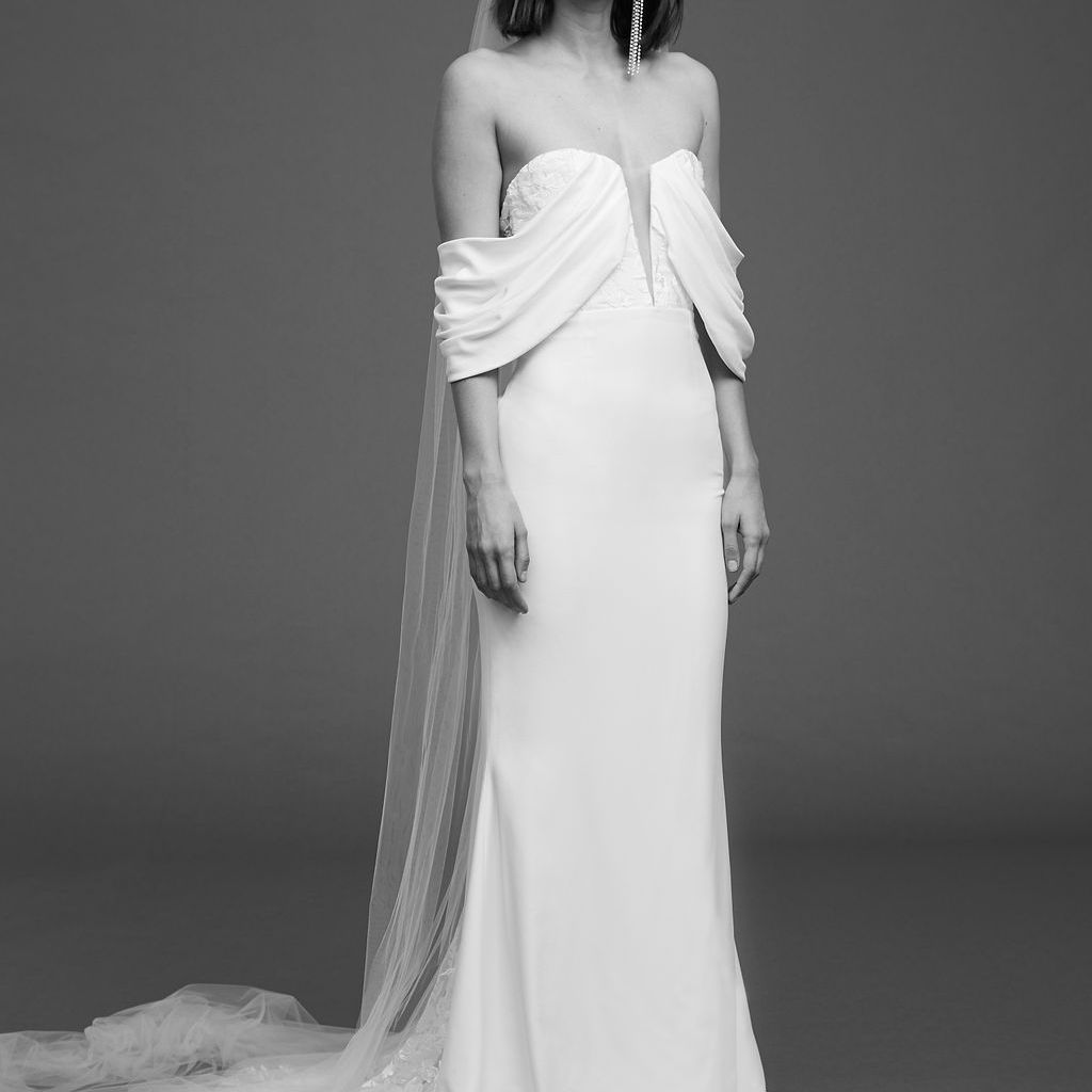 模型场外的肩礼服披袖和幻想的薄纱领口