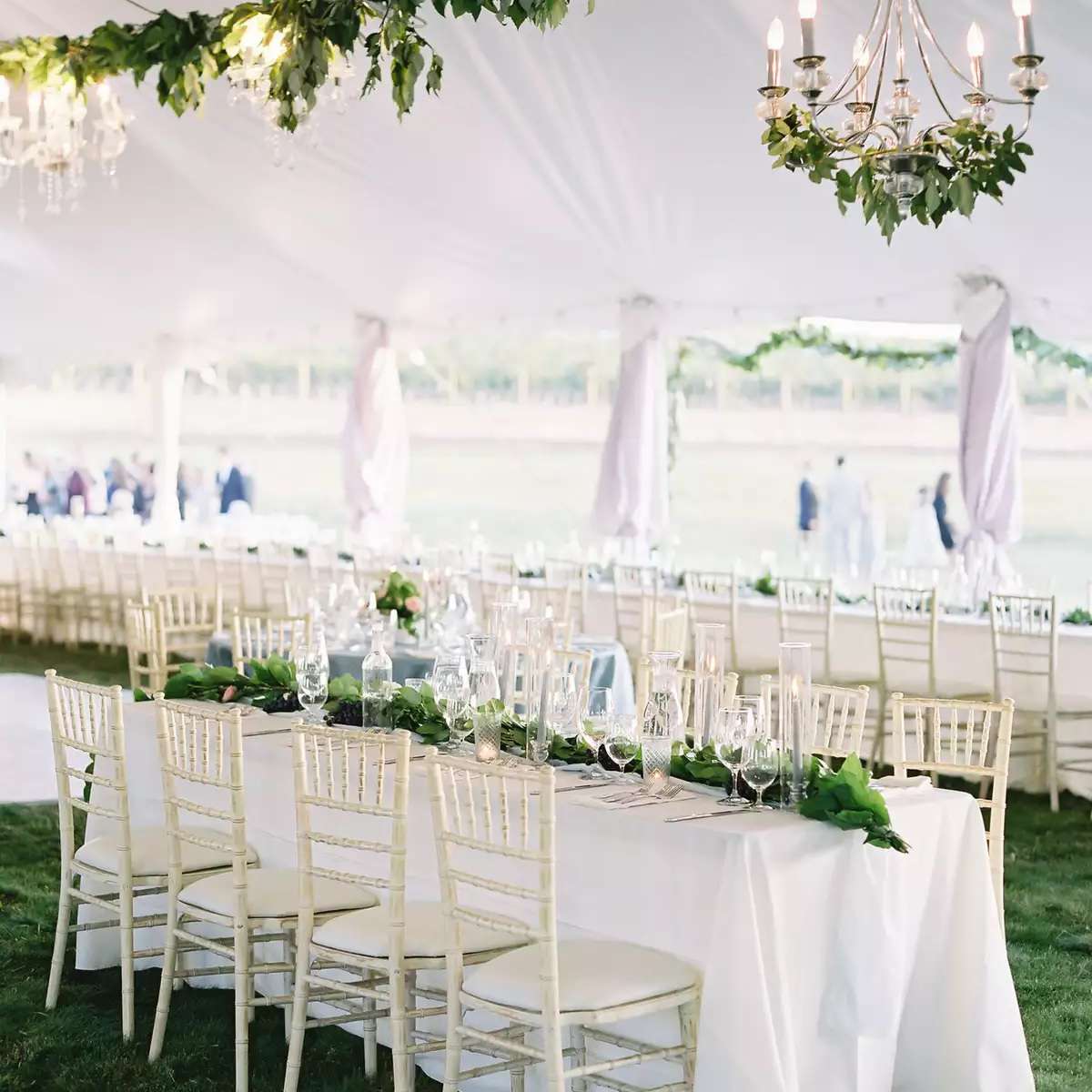 绿树花环的枝形吊灯