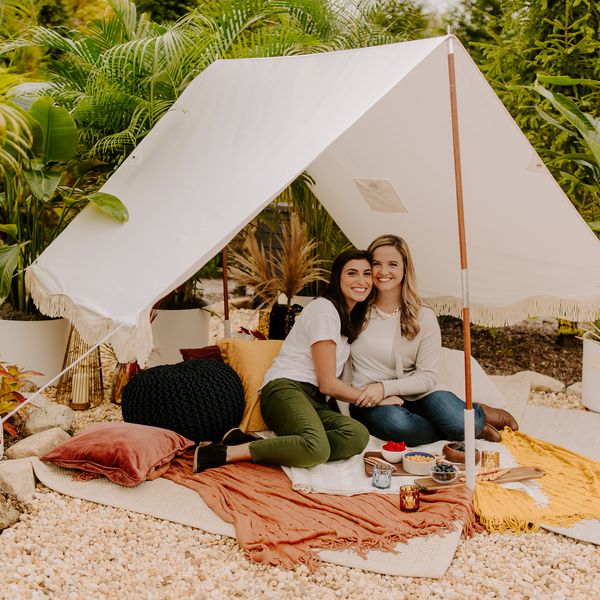 凯拉和埃里卡在他们的惊喜后院蜜月帐篷里188BET安卓下载