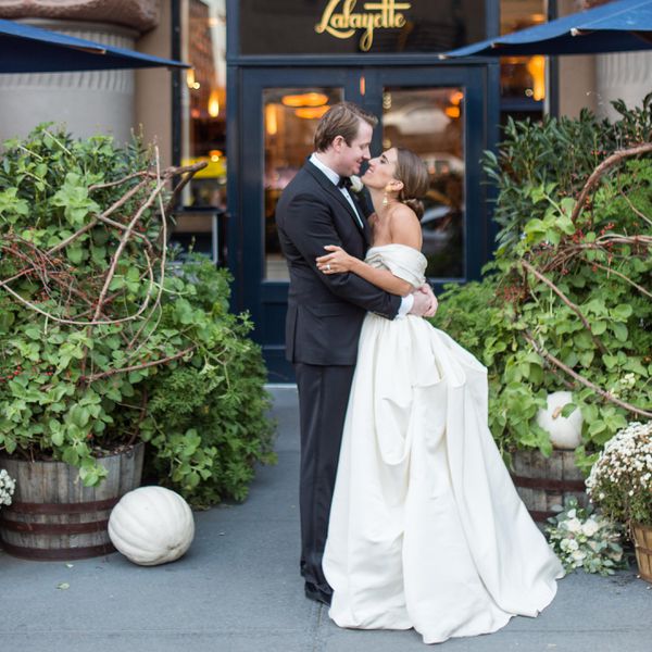 <p新娘和新郎在餐厅<p>