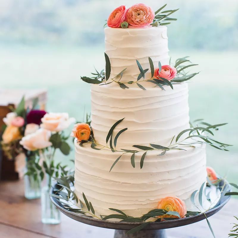 白色结婚蛋糕，粉红色和橙色的花朵