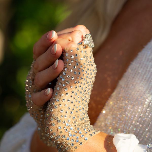 巴黎希尔顿订婚戒指188bet官网88bet官网