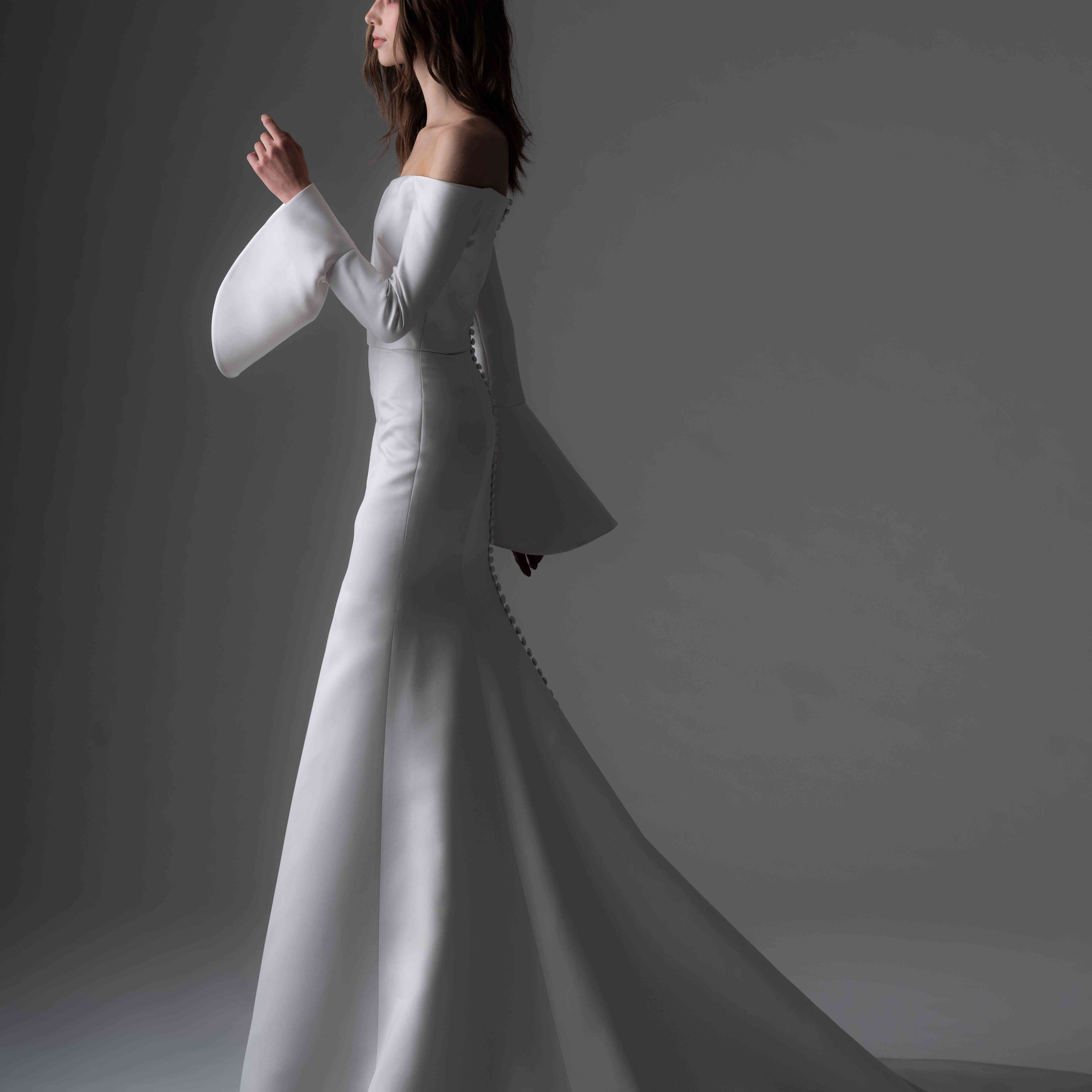 在场外的肩长袖小号婚纱钟型袖