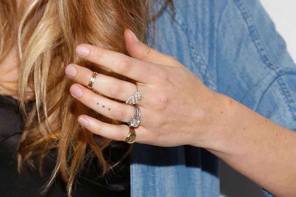 Behati prinsloo订188bet官网88bet官网婚戒指