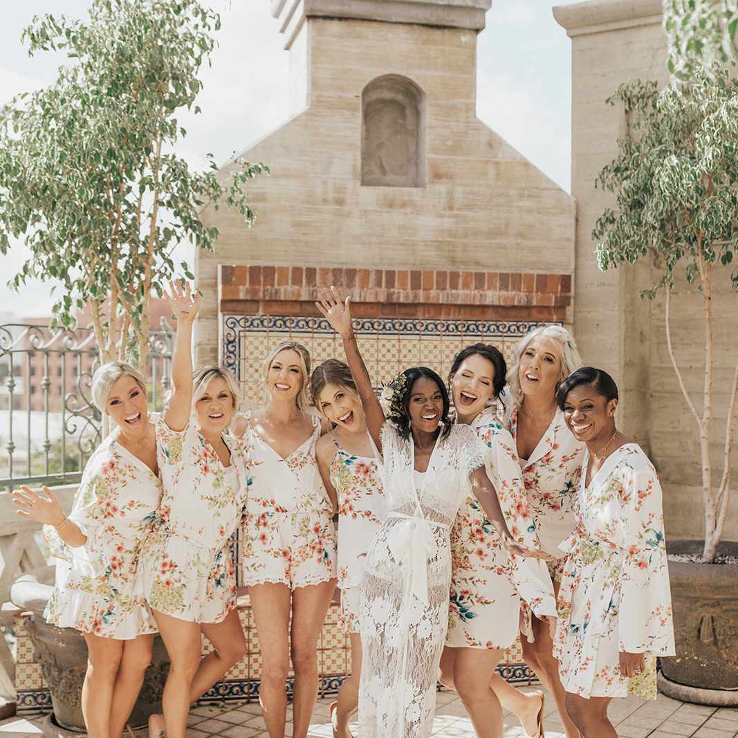 新娘和龙袍新娘聚会