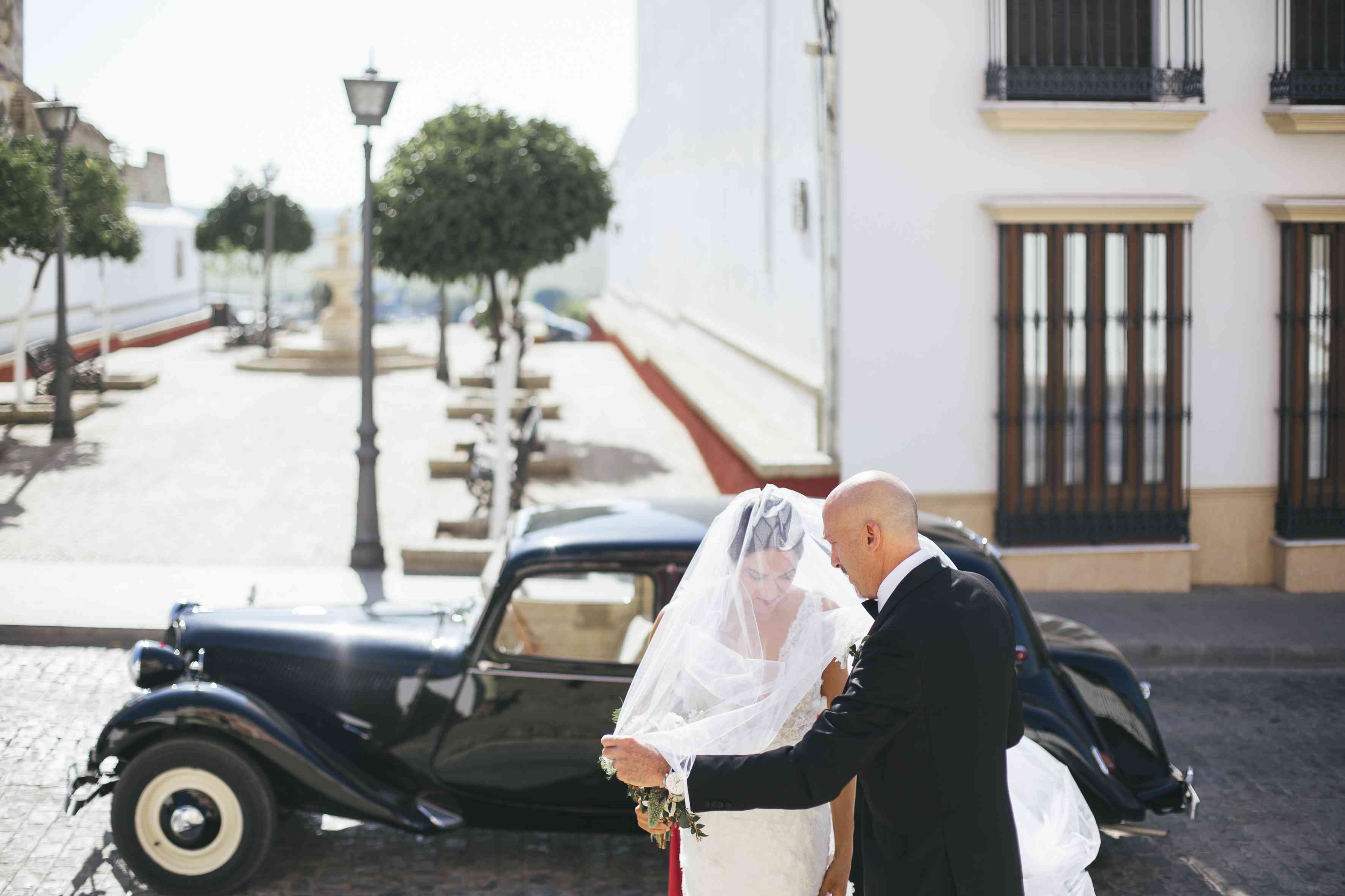 夫妇在老车的前方