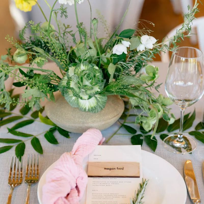 粉红色和绿色的婚礼场地