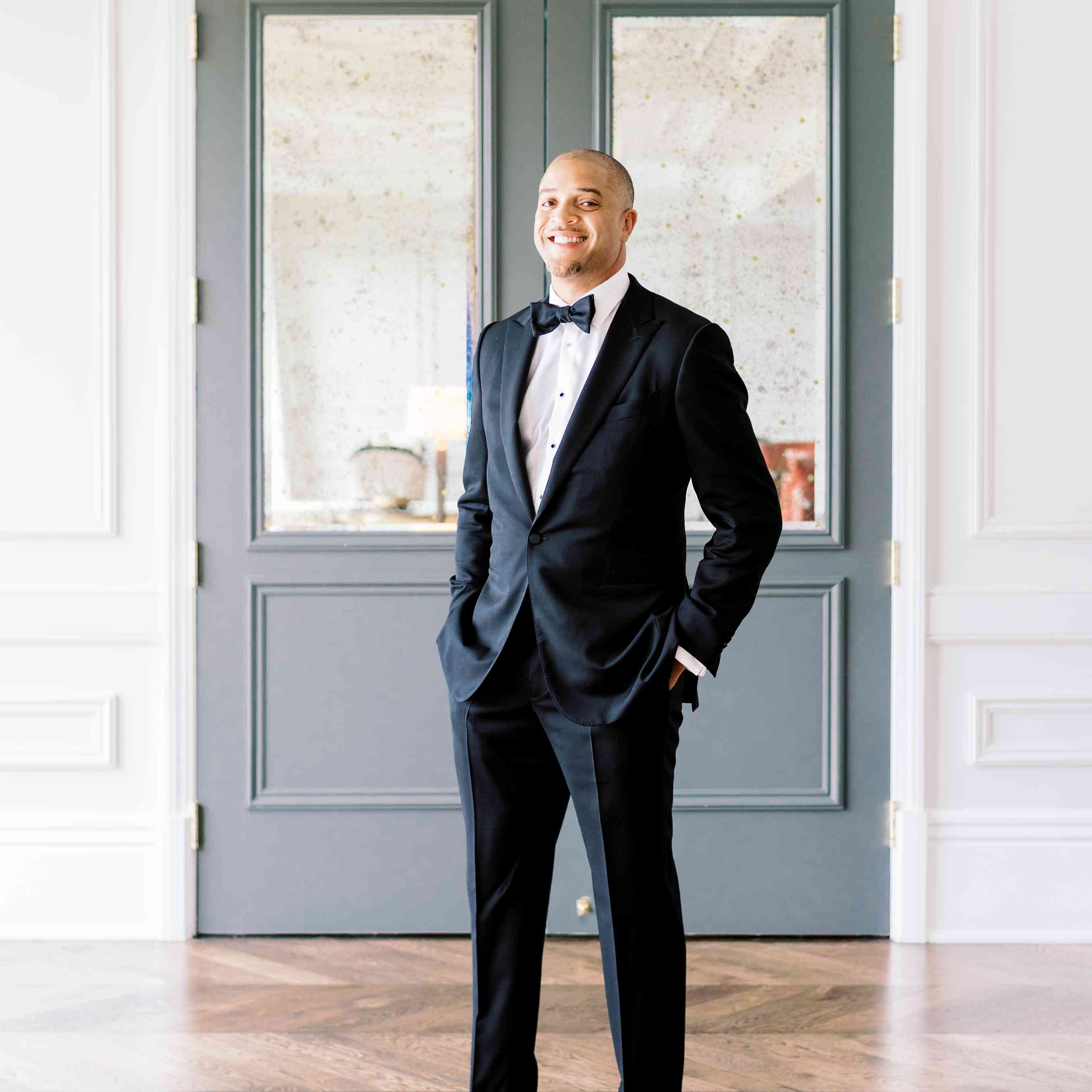 穿着西装摆姿势的新郎