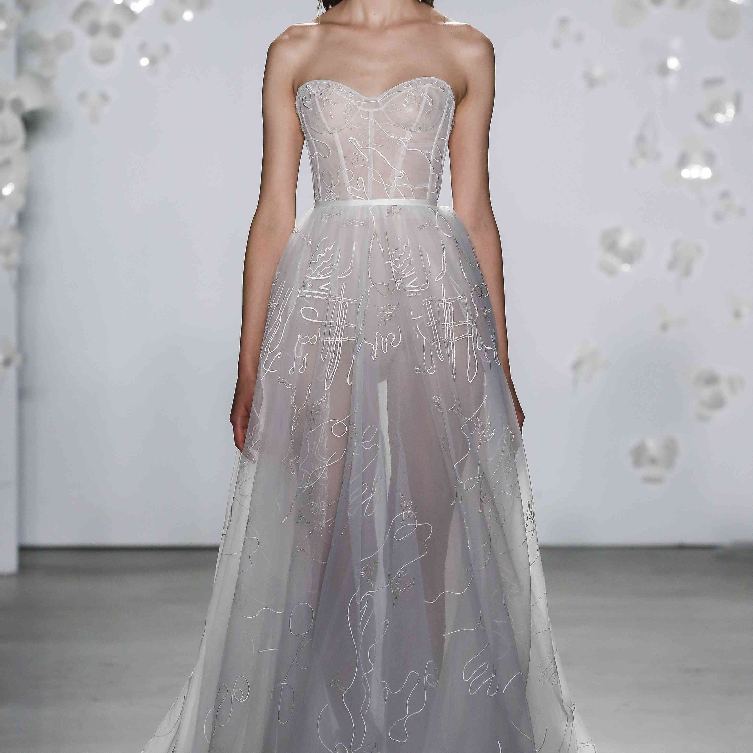 在无肩带紧身胸衣顶纯粹的舞会礼服与抽象的刺绣模式